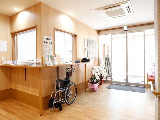 明るいエントランスと受付
