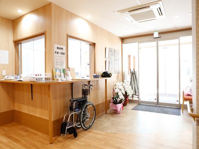 明るいエントランスと受付