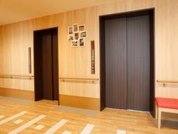 暖色系の廊下とエレベーター