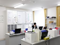 スタッフが業務に励むオフィス