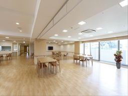 広々とした明るい食堂空間