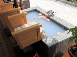 温泉風呂と木製の椅子
