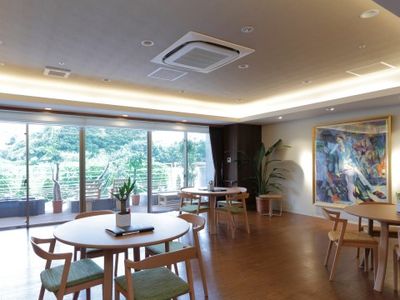 明るい空間の食堂エリア