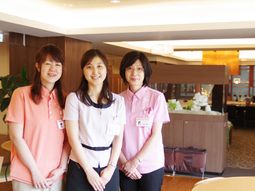 スタッフ３名立つロビー