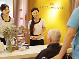 笑顔溢れるフロント風景