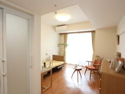 明るい居室の風景