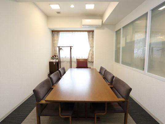会議用のテーブルと椅子