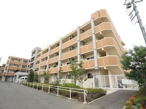 多階建ての明るい外観