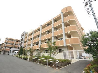 多階建ての明るい外観