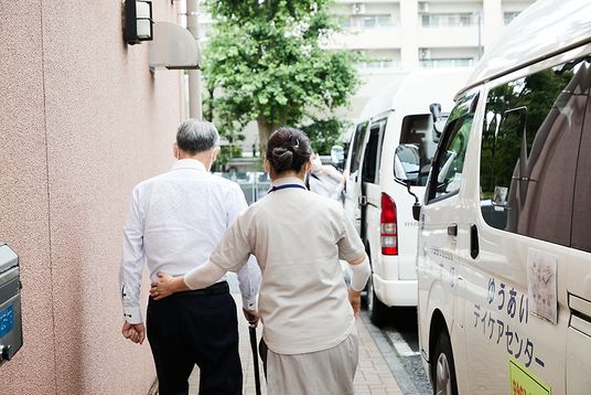 送迎車の側で支援
