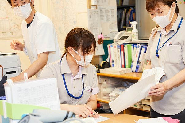 3人の職員が働くオフィス
