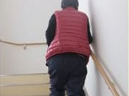 階段を上る人物の後姿