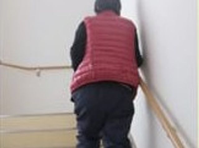 階段を上る人物の後姿