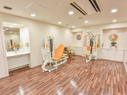 機能訓練器具のある広々空間