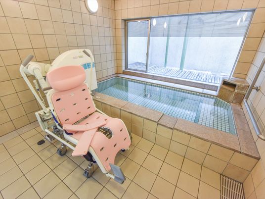 バリアフリー設計の浴室