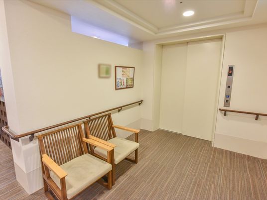 ベンチとエレベーターの廊下