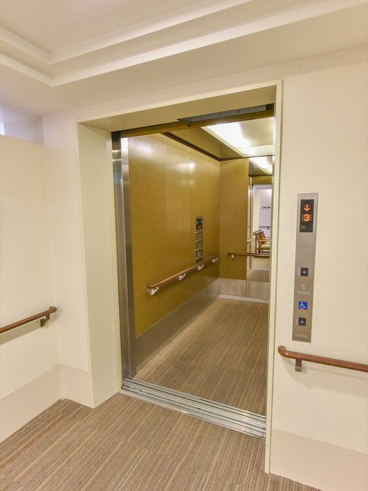無機質なエレベーター入口