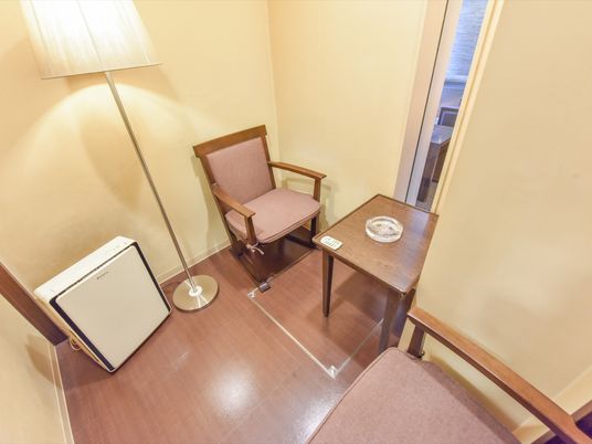 暖色系照明の居室コーナー