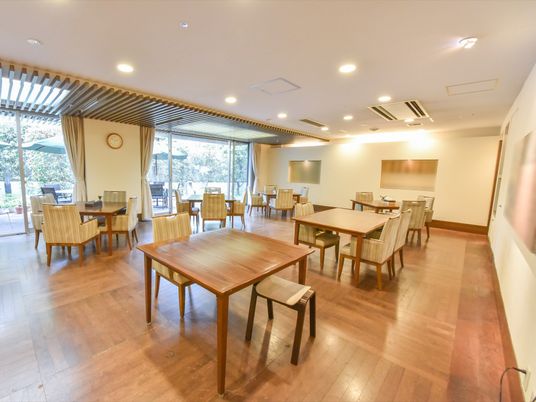 広々とした明るい食堂