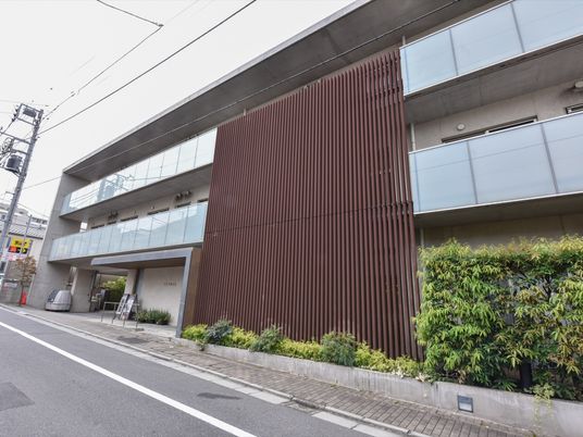 現代的な建物の外観