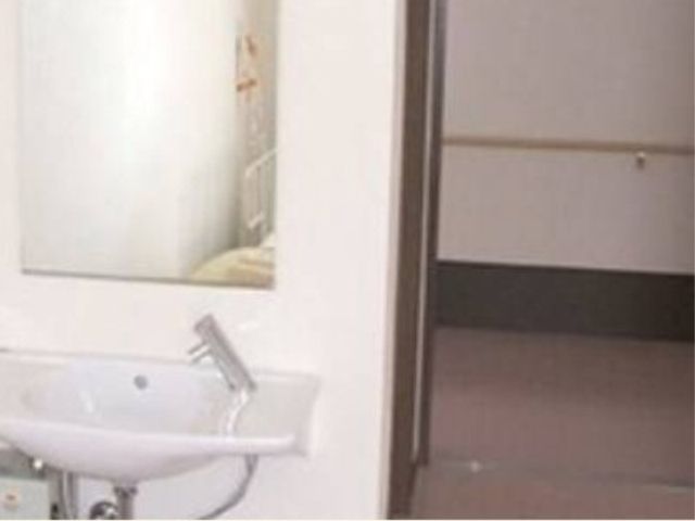 洗面台と部屋の一部 洗面台 清潔感のある明るい洗面スペースです。日々のケアに必要な機能が整っており、利用者様の快適な生活をサポートします。