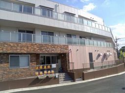 モダンな建物のエントランス