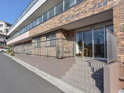 現代的な建物のエントランス