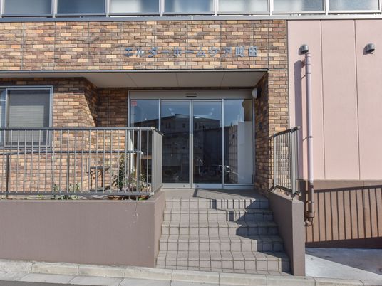  エントランスの門扉と入口 