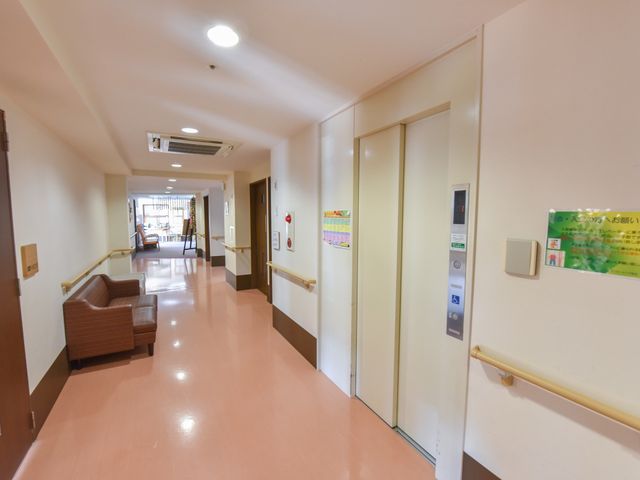 廊下の明るい様子 廊下  清潔感のあふれる廊下は、ゆったりとした造りで移動もしやすそうです。手すり付きで安全面も配慮されており、快適な勤務環境が期待できます。