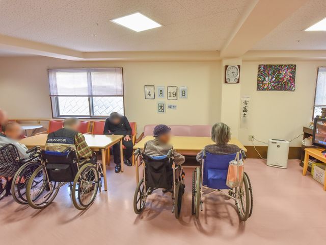 共有スペースの日常風景 談話コーナー  ゆったりとした雰囲気の共有スペースでは、利用者の方々が自由に過ごす様子が見受けられます。談話やテレビ鑑賞を通じて、安らぎの時間を提供しています。