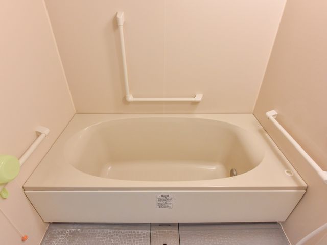 手すり付き浴槽 浴室  安全に考慮されたデザインの浴槽で、手すりが設けられており、入浴時のサポートが充実しています。