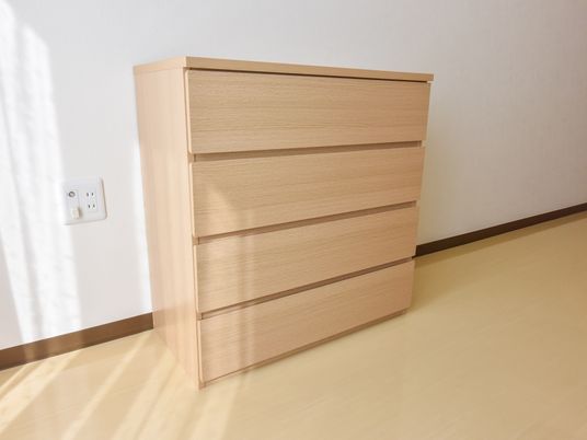 シンプルな木製チェスト 