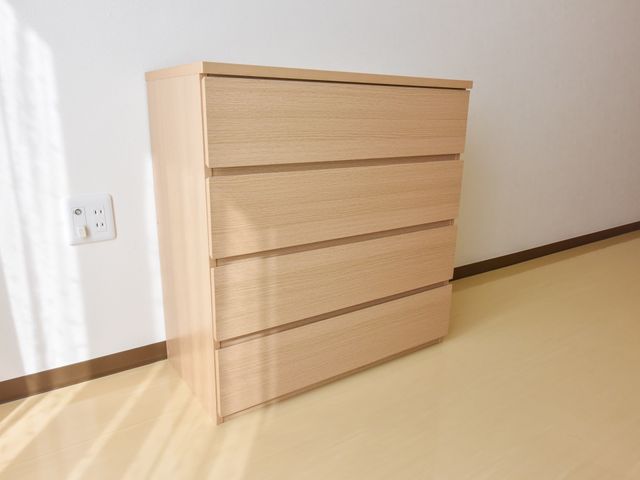 シンプルな木製チェスト 収納 整理整頓に便利な木製チェストが配置された部屋です。清潔感があり、落ち着いた雰囲気を感じます。