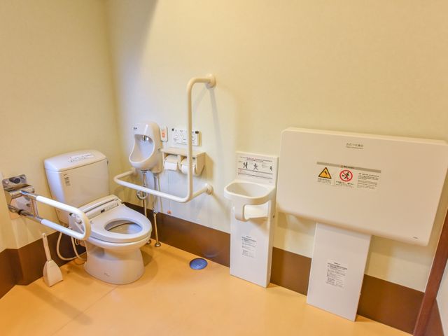バリアフリートイレ設備 共用トイレ 手すりやオストメイト対応設備が完備された安心のトイレ空間です。利用者の自立支援に配慮された設計となっております。