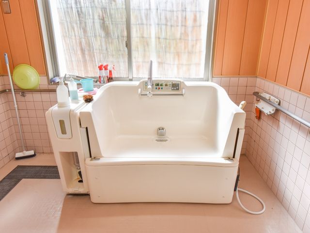 バリアフリー対応浴室 機械浴室  快適にご利用いただける浴室です。手すりや床の滑り止めなど、安全面もしっかり考えられています。