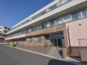  広々とした明るい外観  