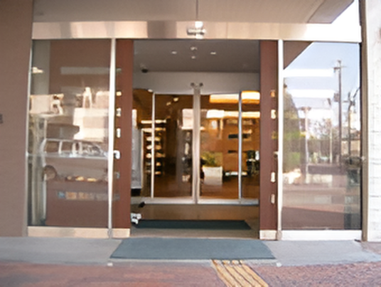 エントランスの自然光あふれる様子