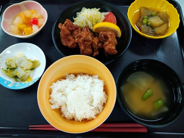 昼食の料理 料理 バランスの取れた品々が並ぶ美味しそうな食事です。色鮮やかで栄養価の高い献立を提供しています。