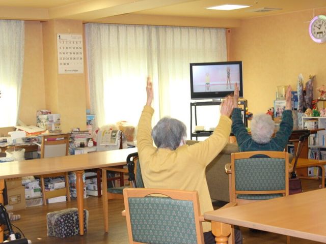 明るい共有スペース リビング 明るい空間で、利用者がリラックスして体操を楽しめる場所です。自然光が差し込み、開放的な雰囲気です。