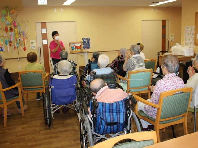 和やかな集まりの多目的室 多目的室 車椅子の方も安心して参加できる、スタッフが丁寧に対応する和やかな交流の場です。
