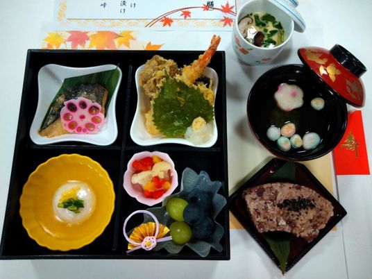 色とりどりの料理の盛り付け