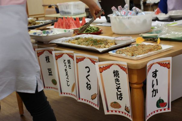 ** 食事メニューの準備風景