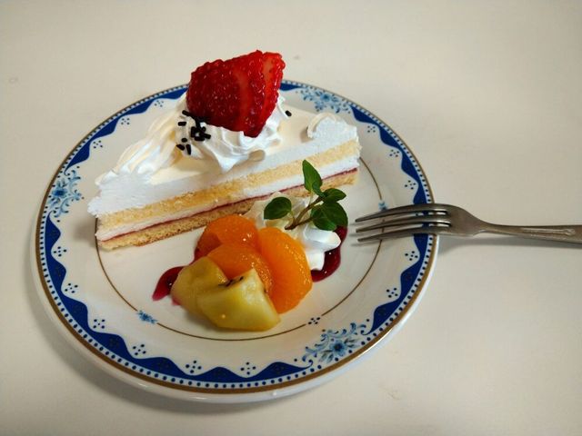 彩り豊かなデザート 料理 新鮮な果物とクリームを添えたデザートが、利用者の皆さまに提供されています。心落ち着くひとときを演出します。