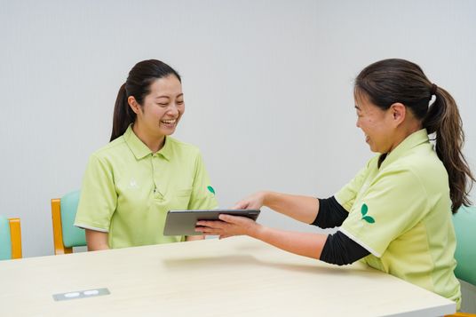 スタッフの笑顔の場面