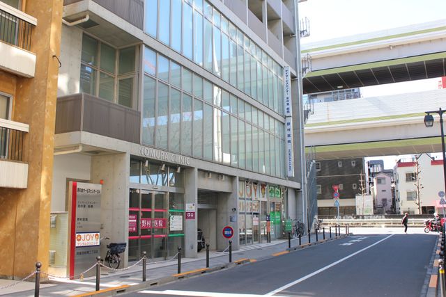 高層ビルの外観 外観 現代的なデザインが特徴の建物です。通りに面しており、アクセスも便利です。