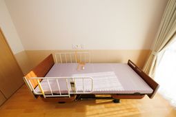 安全なベッドと窓のある部屋