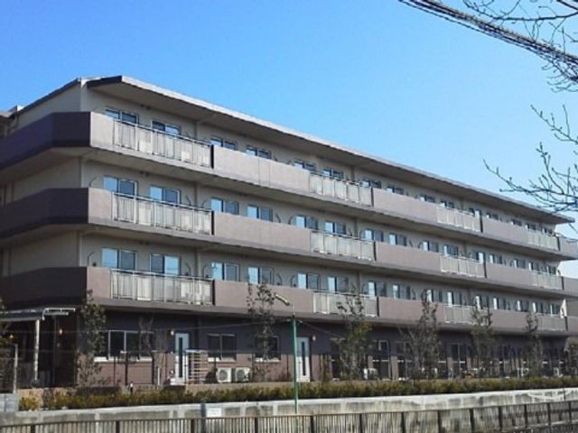 清潔感のある建物外観 外観 広々とした造りの明るい建物です。日差しをたっぷりと取り入れる窓が特徴的で、快適な職場環境が期待できます。