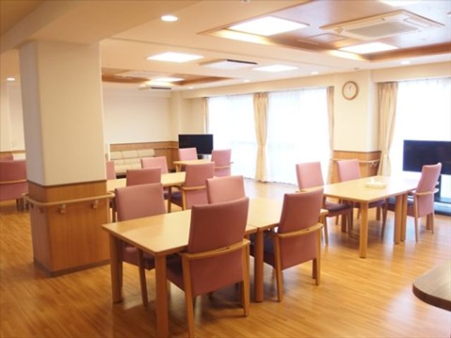 快適な共有ダイニングスペース リビング ゆったりとした食堂は、明るく広々としており、居心地の良い空間です。利用者の方々が日々の食事やコミュニケーションを楽しむ場となっています。