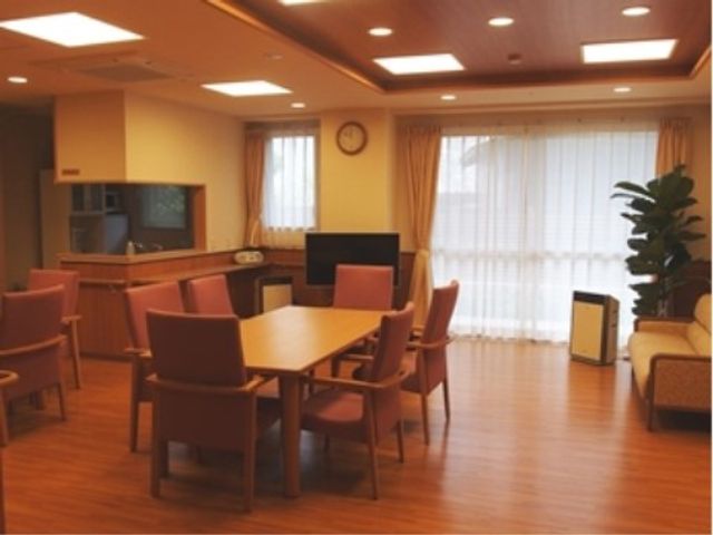 共有スペースの明るい居室 共有スペース 木目調の家具が温もりを感じさせる居室です。ゆったりとした椅子が並び、くつろぎながら交流が楽しめます。