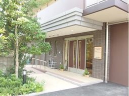 エントランスの明るい外観